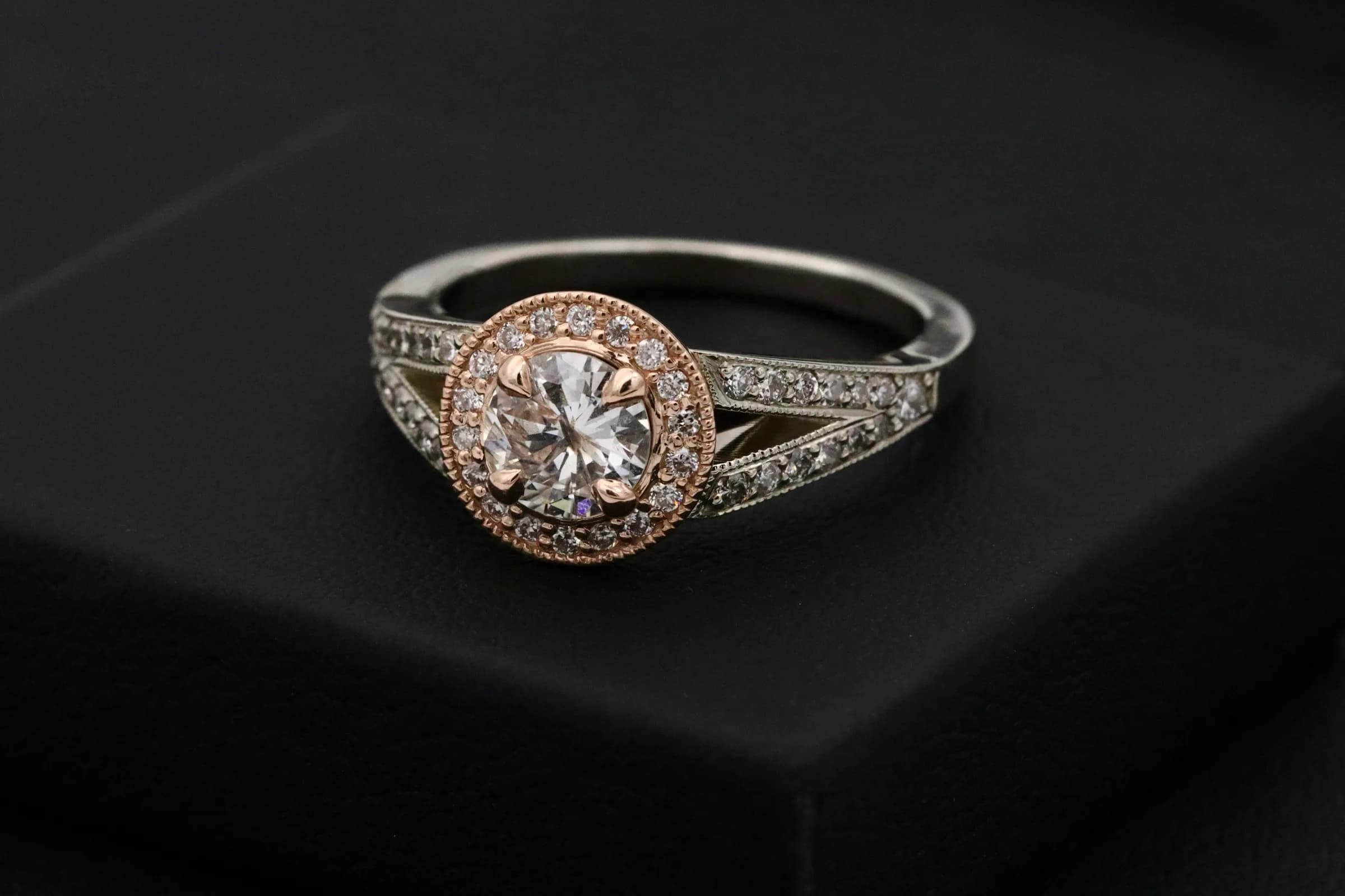 Diamantring auf dunklem Schmucketui