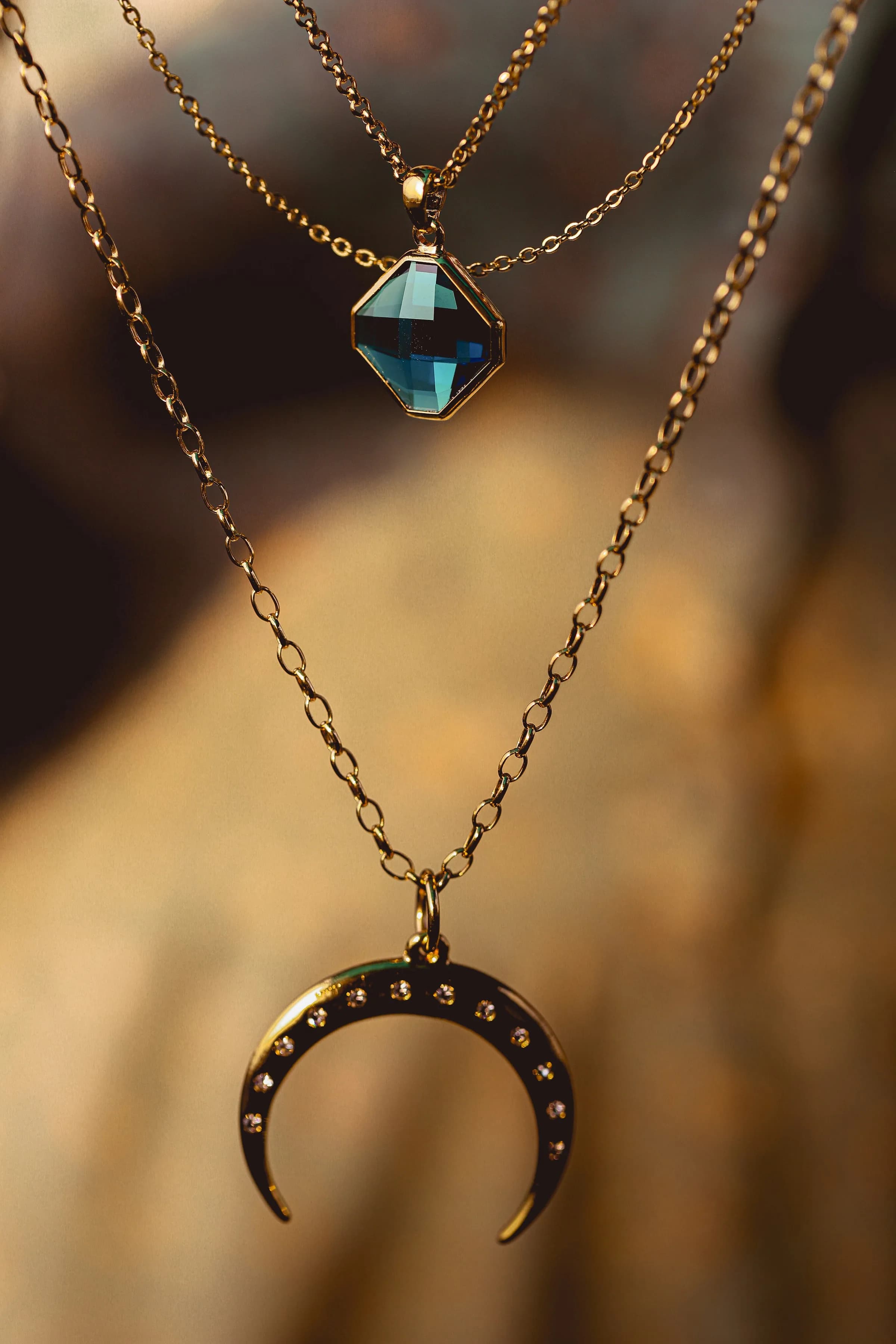 Goldketten mit Anhängern im Schaufenster von Juwelier Pernter